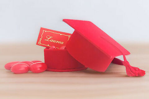 La bomboniera a forma di tocco di laurea rosso, con i confetti e il bigliettino «Laurea»