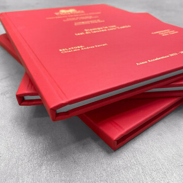 Tesi con la rilegatura rigida rossa, una sull'altra