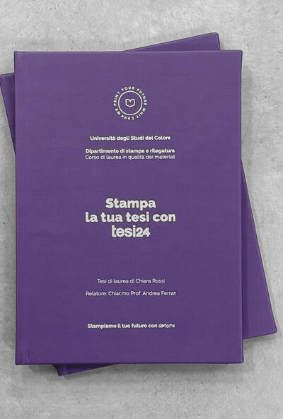 Tesi con la rilegatura rigida incisa viola, una sull'altra