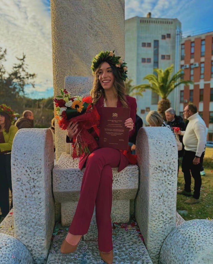 La felicità degli studenti che stampano la tesi di laurea con Tesi24 studente felice stampa tesi di laurea con tesi24