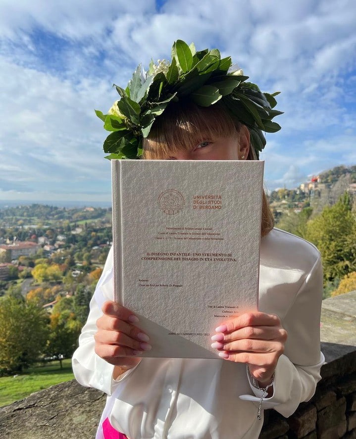 studente felice stampa tesi di laurea con tesi24