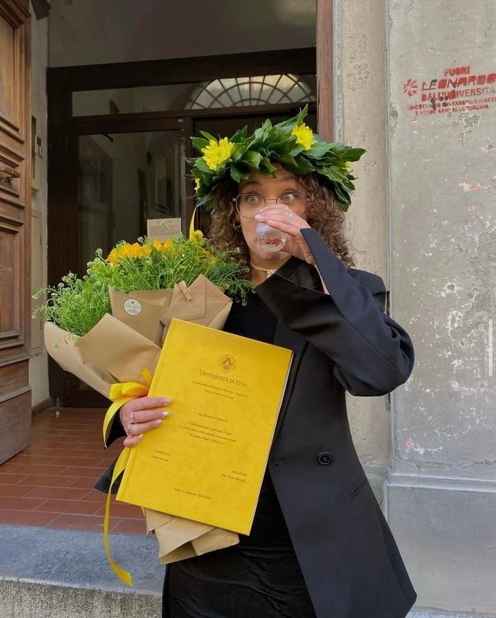 studente felice stampa tesi di laurea con tesi24