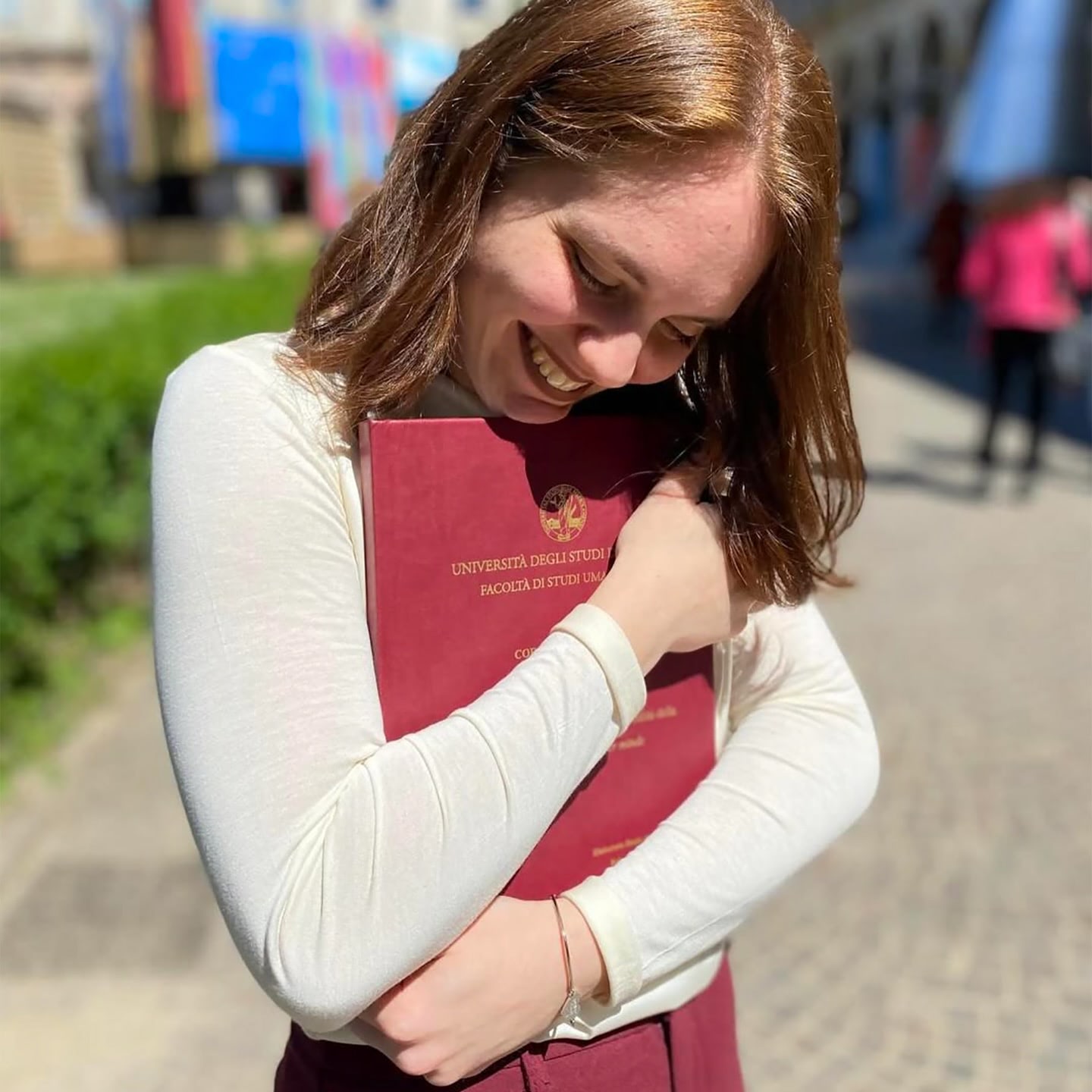 studente felice stampa tesi di laurea con tesi24