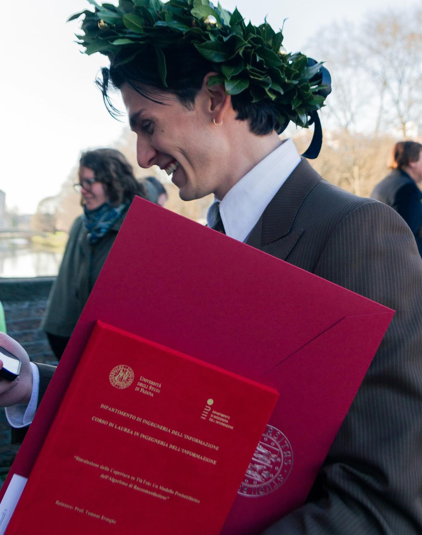 studente felice stampa tesi di laurea con tesi24